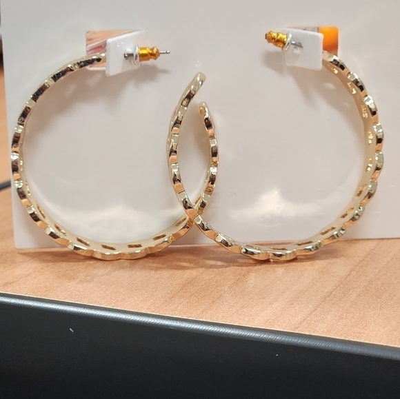 Gold Medium hoop earrings - Picture 2 of 3